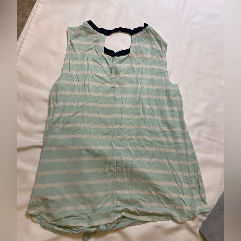 Girls bundle of two Old Navy and wonder nation size medium(8) tank tops